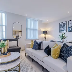 Designer In Leeds Sleeps 5 Leeds (West Yorkshire)
